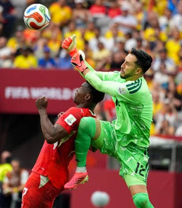 Switzerland v Colombia - FIFA World Cup, WM, Weltmeisterschaft, Fussball 2026 - Round of 16 VANCOUVER, CANADA - JULY 07: Goalkeeper Camilo Vargas (R) of Colombia in action during the 2026 FIFA World Cup Round of 16 match between Switzerland and Colombia at BC Place in Vancouver, British Columbia, Canada, on July 07, 2026. Ercin Erturk Anadolu Vancouver Canada. Editorial use only. Please get in touch for any other usage.  Copyright: x2026xAnadoluxErcinxErturkx