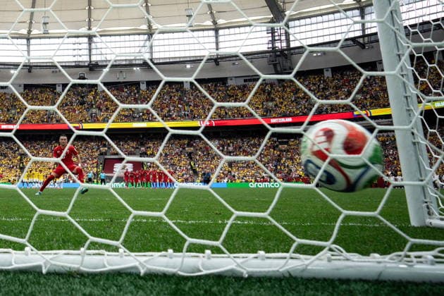 July 7, 2026, Vancouver, Bc, CANADA: Switzerland s Ruben Vargas (17) scores on Colombia goalkeeper Camilo Vargas, not seen, during the penalty kick shootout of a World Cup Round of 16 soccer match, in Vancouver, on Tuesday, July 7, 2026. Canada News - July 7, 2026  - ZUMAc35_ 20260707_zaf_c35_270 Copyright: xEthanxCairnsx