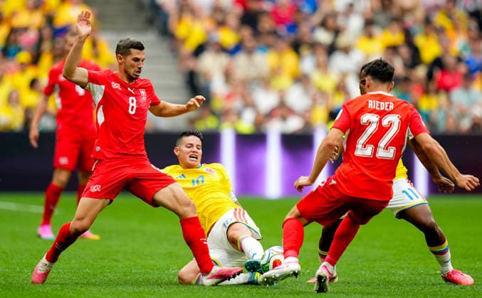 Switzerland v Colombia - FIFA World Cup, WM, Weltmeisterschaft, Fussball 2026 - Round of 16 VANCOUVER, CANADA - JULY 07: James Rodriguez (10) of Colombia and Remo Freuler (8) of Switzerland in action during the 2026 FIFA World Cup Round of 16 match between Switzerland and Colombia at BC Place in Vancouver, British Columbia, Canada, on July 07, 2026. Ercin Erturk Anadolu Vancouver Canada. Editorial use only. Please get in touch for any other usage.  Copyright: x2026xAnadoluxErcinxErturkx