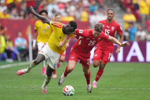 July 7, 2026, Vancouver, Bc, CANADA: Switzerland s Cedric Itten (26) grabs the shirt of Colombia s Davinson Sanchez (23) as they vie for the ball during extra time of a World Cup Round of 16 soccer match, in Vancouver, on Tuesday, July 7, 2026. Canada News - July 7, 2026  - ZUMAc35_ 20260707_zaf_c35_304 Copyright: xDarrylxDyckx