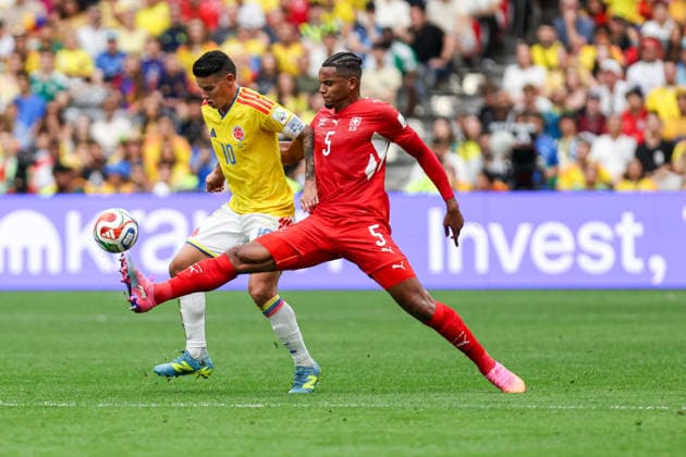 Switzerland v Colombia: Round of 16 - FIFA World Cup, WM, Weltmeisterschaft, Fussball 2026 Manuel Akanji of Switzerland competes for the ball against James Rodriguez of Colombia during the FIFA World Cup 2026 round of 16 match between Switzerland and Colombia at BC Place Stadium in Vancouver, British Columbia, Canada, on July 7, 2026. Vancouver British Columbia Canada  Copyright: xIndrawanxKumalax originalFilename:kumala-thefifaw260707_npA5T.jpg