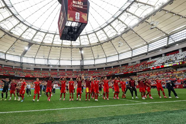 Switzerland v Colombia: Round of 16 - FIFA World Cup, WM, Weltmeisterschaft, Fussball 2026 Switzerland team members celebrate their victory with fans during the FIFA World Cup 2026 round of 16 match between Switzerland and Colombia at BC Place Stadium in Vancouver, British Columbia, Canada, on July 7, 2026. Vancouver British Columbia Canada  Copyright: xIndrawanxKumalax originalFilename:kumala-thefifaw260707_npDPw.jpg