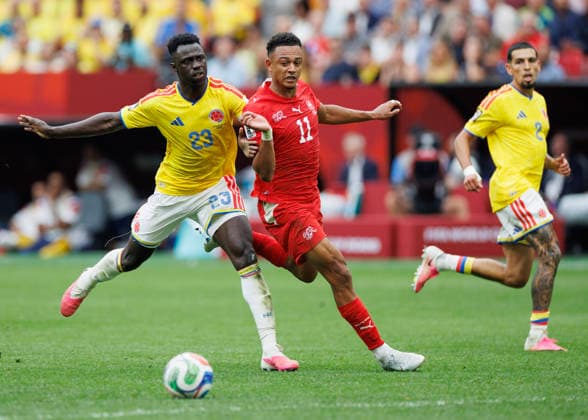 July 7, 2026, Vancouver, British Columbia, Canada: Davinson Sanchez 23 of Colombia is challenged by Dan Ndoye 11 of Switzerland during the FIFA World Cup, WM, Weltmeisterschaft, Fussball 2026 Round Of 16 match between Switzerland and Colombia at BC Place Vancouver. Vancouver Canada - ZUMAc132 20260707_fap_c132_036 Copyright: xAndrewxChinx