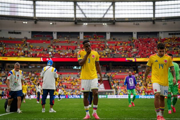 Kanada: Fußball FIFA World Cup, WM, Weltmeisterschaft, Fussball 2026, Achtelfinale - Schweiz vs Kolumbien - BC Place, Vancouver: Enttäuschung, traurig über die Niederlage und WM-Aus: Jhon Lucumi Jhon Lucumi (Kolumbien 3) Gustavo Puerta (Kolumbien 14) *** Canada Soccer, 2026 FIFA World Cup, Round of 16: Switzerland vs. Colombia at BC Place, Vancouver—Disappointment and sadness over the loss and elimination from the World Cup. Jhon Lucumi (Colombia 3), Gustavo Puerta (Colombia 14) Copyright: xJOERANxSTEINSIEKx