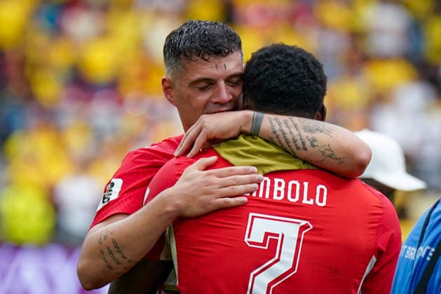 Kanada: Fußball FIFA World Cup, WM, Weltmeisterschaft, Fussball 2026, Achtelfinale - Schweiz vs Kolumbien - BC Place, Vancouver: Granit Xhaka (Schweiz, 10) umarmt innig Breel Embolo (Schweiz, 7) nach dem Sieg und den Einzug ins Viertelfinale. *** Canada Soccer, 2026 FIFA World Cup, Round of 16: Switzerland vs. Colombia at BC Place, Vancouver. Granit Xhaka (Switzerland, No. 10) gave Breel Embolo (Switzerland, No. 7) a warm hug after the victory and their advancement to the quarterfinals. Copyright: xJOERANxSTEINSIEKx