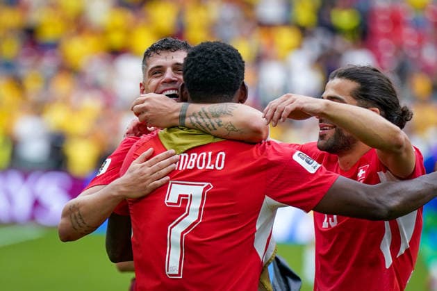 Kanada: Fußball FIFA World Cup, WM, Weltmeisterschaft, Fussball 2026, Achtelfinale - Schweiz vs Kolumbien - BC Place, Vancouver: Granit Xhaka (Schweiz, 10) umarmt innig Breel Embolo (Schweiz, 7) nach dem Sieg und den Einzug ins Viertelfinale. Mit Ricardo Rodriguez Ricardo Rodriguez (Schweiz, 13) *** Canada Soccer 2026 FIFA World Cup, Round of 16: Switzerland vs. Colombia at BC Place, Vancouver; Granit Xhaka (Switzerland, No. 10) gave Breel Embolo (Switzerland, No. 7) a warm hug after the victory and advancement to the quarterfinals, alongside Ricardo Rodriguez (Switzerland, No. 13) Copyright: xJOERANxSTEINSIEKx
