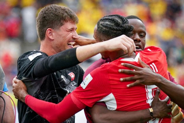 Kanada: Fußball FIFA World Cup, WM, Weltmeisterschaft, Fussball 2026, Achtelfinale - Schweiz vs Kolumbien - BC Place, Vancouver: Gregor Kobel (Schweiz, 1) und Manuel Akanji (Schweiz, 5) Denis Zakaria (Schweiz, 6) Freude, Emotionen, Jubel *** Canada Soccer, 2026 FIFA World Cup, Round of 16: Switzerland vs. Colombia at BC Place, Vancouver; Gregor Kobel (Switzerland, No. 1), Manuel Akanji (Switzerland, No. 5), Denis Zakaria (Switzerland, No. 6); Joy, Emotions, Cheers Copyright: xJOERANxSTEINSIEKx