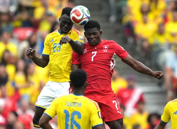 (260708) -- VANCOUVER, July 8, 2026 -- Breel Embolo (R, back) of Switzerland battles for a header against Davinson Sanchez of Colombia during the round of 16 match between Switzerland and Colombia at the 2026 FIFA World Cup, WM, Weltmeisterschaft, Fussball at BC Place Vancouver in Vancouver, Canada, on July 7, 2026. ) (SP)CANADA-VANCOUVER-FOOTBALL-FIFA WORLD CUP-ROUND OF 16-SUI VS COL MengxYongmin 