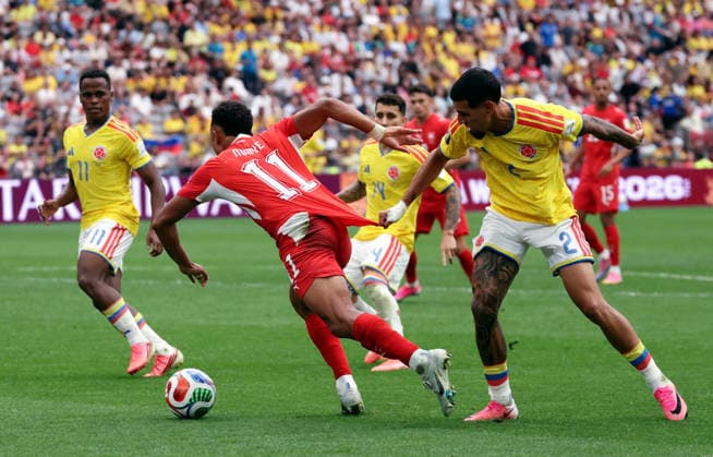 (260708) -- VANCOUVER, July 8, 2026 -- Daniel Munoz (R, front) of Colombia vies with Dan Ndoye (C, front) of Switzerland during the round of 16 match between Switzerland and Colombia at the 2026 FIFA World Cup, WM, Weltmeisterschaft, Fussball at BC Place Vancouver in Vancouver, Canada, on July 7, 2026. (Photo by Xinhua) (SP)CANADA-VANCOUVER-FOOTBALL-FIFA WORLD CUP-ROUND OF 16-SUI VS COL ZouxZheng 