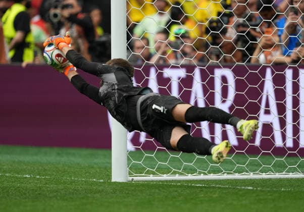 (260708) -- VANCOUVER, July 8, 2026 -- Gregor Kobel, goalkeeper of Switzerland, makes a save during the penalty shootout of the round of 16 match between Switzerland and Colombia at the 2026 FIFA World Cup, WM, Weltmeisterschaft, Fussball at BC Place Vancouver in Vancouver, Canada, on July 7, 2026. ) (SP)CANADA-VANCOUVER-FOOTBALL-FIFA WORLD CUP-ROUND OF 16-SUI VS COL MengxYongmin 