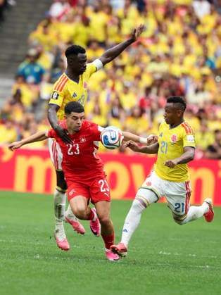 (260708) -- VANCOUVER, July 8, 2026 -- Jaminton Campaz (R) of Colombia vies with Zeki Amdouni (C) of Switzerland during the round of 16 match between Switzerland and Colombia at the 2026 FIFA World Cup, WM, Weltmeisterschaft, Fussball at BC Place Vancouver in Vancouver, Canada, on July 7, 2026. (Photo by Xinhua) (SP)CANADA-VANCOUVER-FOOTBALL-FIFA WORLD CUP-ROUND OF 16-SUI VS COL ZouxZheng 