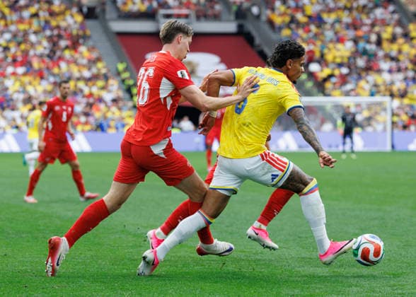 July 7, 2026, Vancouver, British Columbia, Canada: Richard Rios 6 of Colombia is challenged by Cedric Itten 26 of Switzerland during the FIFA World Cup, WM, Weltmeisterschaft, Fussball 2026 Round Of 16 match between Switzerland and Colombia at BC Place Vancouver. World Cup 2026: Round Of 16 Switzerland 0:0 Colombia  - ZUMAc132 20260707_fap_c132_049 Copyright: xAndrewxChinx