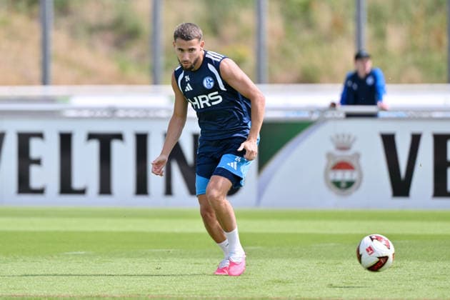 Adil Aouchiche (FC Schalke 04) 07.07.2026, Fussball 1. Bundesliga, Saison 2026 2027, Training FC Schalke 04 Gelsenkirchen Trainingsgelände Nordrhein Westfalen Deutschland *** Adil Aouchiche, FC Schalke 04, July 7, 2026; Soccer, Bundesliga 1, 2026–2027 season; FC Schalke 04 training session in Gelsenkirchen, North Rhine-Westphalia, Germany Team2