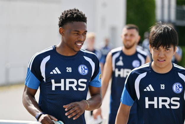 Junior Adamu (FC Schalke 04), Satoshi Tanaka (FC Schalke 04), v.li. 07.07.2026, Fussball 1. Bundesliga, Saison 2026 2027, Training FC Schalke 04 Gelsenkirchen Trainingsgelände Nordrhein Westfalen Deutschland *** Junior Adamu, FC Schalke 04; Satoshi Tanaka, FC Schalke 04; from left, July 7, 2026; Soccer, Bundesliga 1; 2026–2027 season; FC Schalke 04 training session in Gelsenkirchen; training facility in North Rhine-Westphalia, Germany Team2