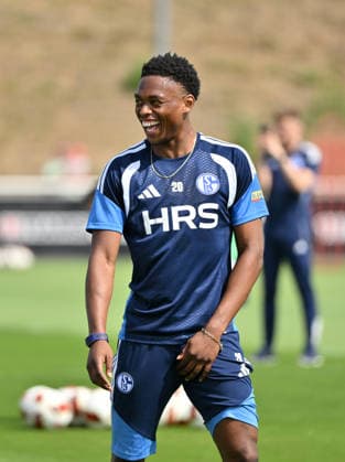 Junior Adamu (FC Schalke 04) 07.07.2026, Fussball 1. Bundesliga, Saison 2026 2027, Training FC Schalke 04 Gelsenkirchen Trainingsgelände Nordrhein Westfalen Deutschland *** Junior Adamu, FC Schalke 04, July 7, 2026; Soccer, Bundesliga 1, 2026–2027 season; FC Schalke 04 training session in Gelsenkirchen, North Rhine-Westphalia, Germany Team2