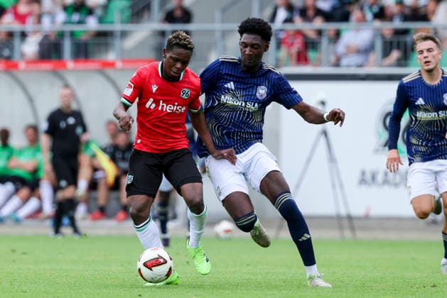 Mwisho Mhango (Hannover 96) und Karim Hueneburg (1. FC Phoenix Luebeck) kaempfen um den Ball, Friendly match, Hannover 96 v 1. FC Phoenix Luebeck, Eilenriedestadion am 07. July 2026 in Hannover, Deutschland. (Foto von Marco Steinbrenner DeFodi Images) Mwisho Mhango (Hannover 96) und Karim Hueneburg (1. FC Phoenix Luebeck) battle for the ball, Friendly match, Hannover 96 v 1. FC Phoenix Luebeck, , July 7, 2026 in Hanover, Germany. (Photo by Marco Steinbrenner DeFodi Images) - *** Mwisho Mhango of Hannover 96 and Karim Hueneburg of 1 FC Phoenix Lübeck battle for the ball, Friendly match, Hannover 96 vs. 1 FC Phoenix Lübeck, Eilenriedestadion on July 7, 2026, in Hannover, Germany Photo by Marco Steinbrenner DeFodi Images Mwisho Mhango of Hannover 96 and Karim Hueneburg of 1 FC Phoenix Lübeck battle for the ball, Friendly match, Hannover 96 vs. 1 FC Phoenix Lübeck, , July 7, 2026, in Hanover, Germany. Photo by Marco Steinbrenner, DeFodi Images