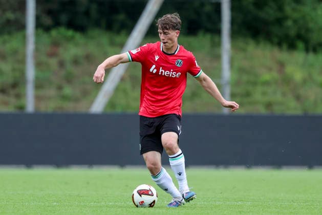 Noah Engelbreth (Hannover 96) kontrolliert den Ball, Friendly match, Hannover 96 v 1. FC Phoenix Luebeck, Eilenriedestadion am 07. July 2026 in Hannover, Deutschland. (Foto von Marco Steinbrenner DeFodi Images) Noah Engelbreth (Hannover 96) controls the ball, Friendly match, Hannover 96 v 1. FC Phoenix Luebeck, , July 7, 2026 in Hanover, Germany. (Photo by Marco Steinbrenner DeFodi Images) - *** Noah Engelbreth of Hannover 96 controls the ball, Friendly match, Hannover 96 vs. 1 FC Phoenix Lübeck, Eilenriedestadion on July 7, 2026, in Hannover, Germany Photo by Marco Steinbrenner DeFodi Images Noah Engelbreth of Hannover 96 controls the ball, Friendly match, Hannover 96 vs. 1 FC Phoenix Lübeck, July 7, 2026, in Hanover, Germany Photo by Marco Steinbrenner DeFodi Images