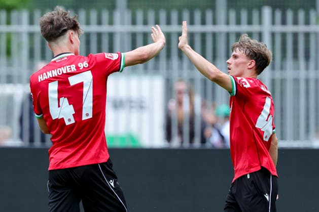 Tom Hobrecht (Hannover 96) bejubelt seinen Treffer zum 3:0 mit Alexander Vogel (Hannover 96), Friendly match, Hannover 96 v 1. FC Phoenix Luebeck, Eilenriedestadion am 07. July 2026 in Hannover, Deutschland. (Foto von Marco Steinbrenner DeFodi Images) Tom Hobrecht (Hannover 96) celebrates after scoring his teams third Goal with Alexander Vogel (Hannover 96), Friendly match, Hannover 96 v 1. FC Phoenix Luebeck, , July 7, 2026 in Hanover, Germany. (Photo by Marco Steinbrenner DeFodi Images) - *** Tom Hobrecht of Hannover 96 celebrates his goal to make it 3–0 with Alexander Vogel of Hannover 96, Friendly match, Hannover 96 vs. 1 FC Phoenix Lübeck, Eilenriedestadion on July 7, 2026, in Hannover, Germany Photo by Marco Steinbrenner, DeFodi Images Tom Hobrecht of Hannover 96 celebrates after scoring his team’s third goal with Alexander Vogel of Hannover 96, Friendly match, Hannover 96 vs. 1 FC Phoenix Lübeck, , July 7, 2026, in Hanover, Germany. Photo by Marco Steinbrenner, DeFodi Images