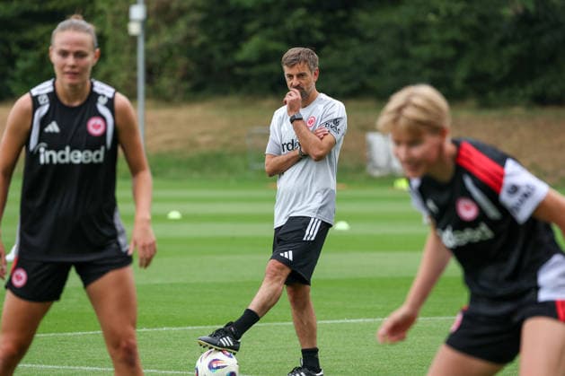 2026.07.08 xjfx Trainingsauftakt 1.Bundesliga Team Eintracht Frankfurt Frauen v.l., headcoach Niko Arnautis (Eintracht Frankfurt) beobachtet die Spielerinnen (DFL DFB REGULATIONS PROHIBIT ANY USE OF PHOTOGRAPHS as IMAGE SEQUENCES and or QUASI-VIDEO) *** July 8, 2026 xjfx Start of Training 1 Bundesliga Team Eintracht Frankfurt Women v l , Head Coach Niko Arnautis of Eintracht Frankfurt watches the players. DFL and DFB regulations prohibit any use of photographs as image sequences and or quasi-video. Copyright: HMBxMedia JoaquimxFerreira
