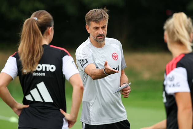 2026.07.08 xjfx Trainingsauftakt 1.Bundesliga Team Eintracht Frankfurt Frauen v.l., headcoach Niko Arnautis (Eintracht Frankfurt) gibt Anweisungen, gestikuliert, mit den Armen gestikulieren gives instructions, gesticulate. (DFL DFB REGULATIONS PROHIBIT ANY USE OF PHOTOGRAPHS as IMAGE SEQUENCES and or QUASI-VIDEO) *** July 8, 2026 xjfx Start of Training 1 Bundesliga Team Eintracht Frankfurt Women v l , Head Coach Niko Arnautis of Eintracht Frankfurt gives instructions, gesticulates, waves his arms DFL DFB REGULATIONS PROHIBIT ANY USE OF PHOTOGRAPHS as IMAGE SEQUENCES and or QUASI-VIDEO Copyright: HMBxMedia JoaquimxFerreira