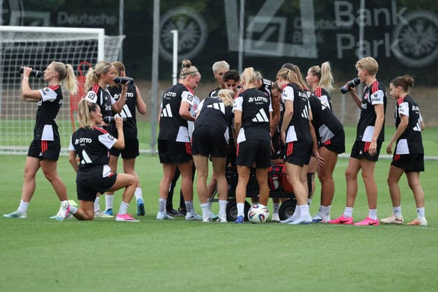 2026.07.08 xjfx Trainingsauftakt 1.Bundesliga Team Eintracht Frankfurt Frauen v.l., Trinkpause (DFL DFB REGULATIONS PROHIBIT ANY USE OF PHOTOGRAPHS as IMAGE SEQUENCES and or QUASI-VIDEO) *** July 8, 2026 xjfx Training Kickoff 1 Bundesliga Team Eintracht Frankfurt Women v l, Water Break DFL DFB REGULATIONS PROHIBIT ANY USE OF PHOTOGRAPHS as IMAGE SEQUENCES and or QUASI-VIDEO Copyright: HMBxMedia JoaquimxFerreira