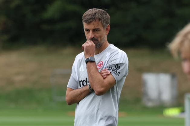 2026.07.08 xjfx Trainingsauftakt 1.Bundesliga Team Eintracht Frankfurt Frauen v.l., headcoach Niko Arnautis (Eintracht Frankfurt) entspannt (DFL DFB REGULATIONS PROHIBIT ANY USE OF PHOTOGRAPHS as IMAGE SEQUENCES and or QUASI-VIDEO) *** July 8, 2026 xjfx Training Kickoff 1 Bundesliga Team Eintracht Frankfurt Women v l, Head Coach Niko Arnautis Eintracht Frankfurt Relaxed DFL DFB REGULATIONS PROHIBIT ANY USE OF PHOTOGRAPHS AS IMAGE SEQUENCES AND OR QUASI-VIDEO Copyright: HMBxMedia JoaquimxFerreira