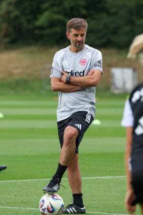 2026.07.08 xjfx Trainingsauftakt 1.Bundesliga Team Eintracht Frankfurt Frauen v.l., headcoach Niko Arnautis (Eintracht Frankfurt) entspannt (DFL DFB REGULATIONS PROHIBIT ANY USE OF PHOTOGRAPHS as IMAGE SEQUENCES and or QUASI-VIDEO) *** July 8, 2026 xjfx Training Kickoff 1 Bundesliga Team Eintracht Frankfurt Women v l, Head Coach Niko Arnautis Eintracht Frankfurt Relaxed DFL DFB REGULATIONS PROHIBIT ANY USE OF PHOTOGRAPHS AS IMAGE SEQUENCES AND OR QUASI-VIDEO Copyright: HMBxMedia JoaquimxFerreira