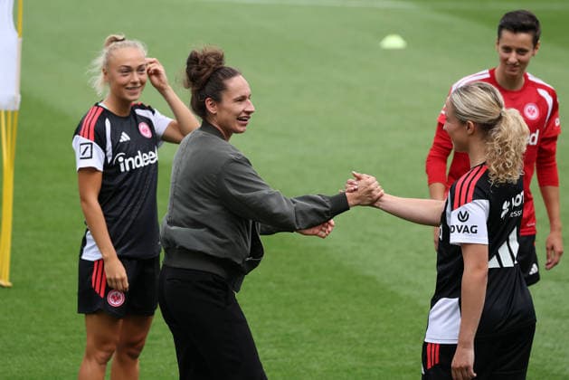 2026.07.08 xjfx Trainingsauftakt 1.Bundesliga Team Eintracht Frankfurt Frauen v.l., Babett Peter (Sportdirektorin Frauenfussball Eintracht Frankfurt) begrüsst die Spielerinnen zum 1. Training (DFL DFB REGULATIONS PROHIBIT ANY USE OF PHOTOGRAPHS as IMAGE SEQUENCES and or QUASI-VIDEO) *** July 8, 2026 xjfx First Training Session for Eintracht Frankfurt Women s Bundesliga Team v l , Babett Peter, Director of Women’s Soccer at Eintracht Frankfurt, welcomes the players to their first training session. DFL and DFB regulations prohibit any use of photographs as image sequences and or quasi-video. Copyright: HMBxMedia JoaquimxFerreira