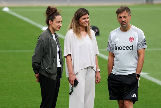 2026.07.08 xjfx Trainingsauftakt 1.Bundesliga Team Eintracht Frankfurt Frauen v.l., Babett Peter (Sportdirektorin Frauenfussball Eintracht Frankfurt), Katharina Kiel (Direktion Frauenfussball Eintracht Frankfurt) und headcoach Niko Arnautis (Eintracht Frankfurt) im Gespräch (DFL DFB REGULATIONS PROHIBIT ANY USE OF PHOTOGRAPHS as IMAGE SEQUENCES and or QUASI-VIDEO) *** July 8, 2026 xjfx Start of Training for Eintracht Frankfurt Women s Bundesliga Team, Babett Peter, Director of Women s Soccer at Eintracht Frankfurt, Katharina Kiel, Director of Women’s Soccer at Eintracht Frankfurt, and Head Coach Niko Arnautis of Eintracht Frankfurt in conversation. DFL and DFB regulations prohibit any use of photographs as image sequences and or quasi-video. Copyright: HMBxMedia JoaquimxFerreira