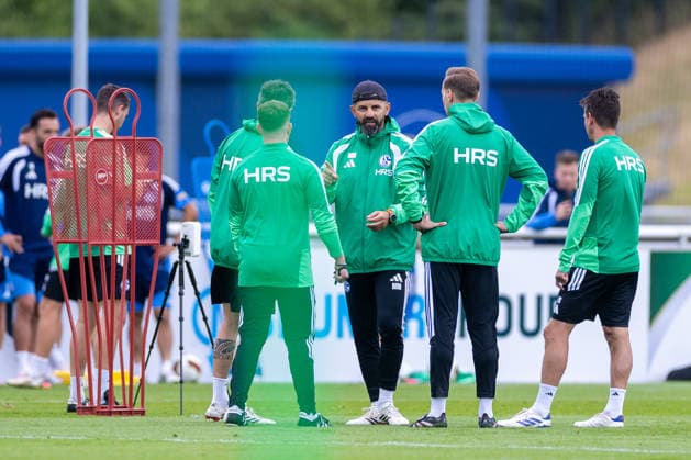 08.07.2026, Fussball, Training des FC Schalke 04. Trainer Miron Muslic (FC Schalke 04) spricht mit seinem Trainerteam. Gelsenkirchen Trainingsgelände FC Schalke 04 NRW Deutschland xRHR-FOTO YYx *** July 8, 2026, Soccer, FC Schalke 04 practice; Coach Miron Muslic of FC Schalke 04 speaks with his coaching staff at the FC Schalke 04 training facility in Gelsenkirchen, North Rhine-Westphalia, Germany xRHR PHOTO YYx Copyright: RHR-FOTOx RHR-FOTO YY