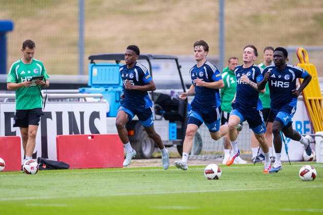 08.07.2026, Fussball, Training des FC Schalke 04. v. l. Sportwissenschaftler Rasmus Bruns (FC Schalke 04), Junior Adamu (FC Schalke 04), Dylan Leonard (FC Schalke 04), Max Grüger (FC Schalke 04), Zaid Tchibara (FC Schalke 04). Gelsenkirchen Trainingsgelände FC Schalke 04 NRW Deutschland xRHR-FOTO YYx *** July 8, 2026, Soccer, FC Schalke 04 training session: Sports scientist Rasmus Bruns (FC Schalke 04), Junior Adamu (FC Schalke 04), Dylan Leonard (FC Schalke 04), Max Grüger (FC Schalke 04), Zaid Tchibara (FC Schalke 04), Gelsenkirchen, FC Schalke 04 training facility, North Rhine-Westphalia, Germany, xRHR PHOTO YYx Copyright: RHR-FOTOx RHR-FOTO YY