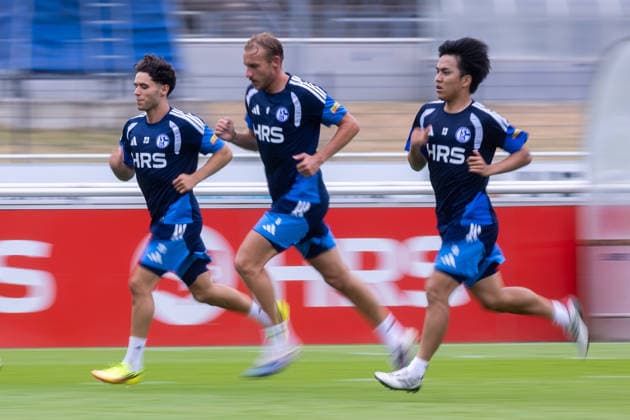 08.07.2026, Fussball, Training des FC Schalke 04. v. l. Soufiane El-Faouzi (FC Schalke 04), Timo Becker (FC Schalke 04), Satoshi Tanaka (FC Schalke 04). Gelsenkirchen Trainingsgelände FC Schalke 04 NRW Deutschland xRHR-FOTO YYx *** July 8, 2026, Soccer, FC Schalke 04 training: Soufiane El Faouzi (FC Schalke 04), Timo Becker (FC Schalke 04), Satoshi Tanaka (FC Schalke 04) at the FC Schalke 04 training facility in Gelsenkirchen, North Rhine-Westphalia, Germany xRHR PHOTO YYx Copyright: RHR-FOTOx RHR-FOTO YY