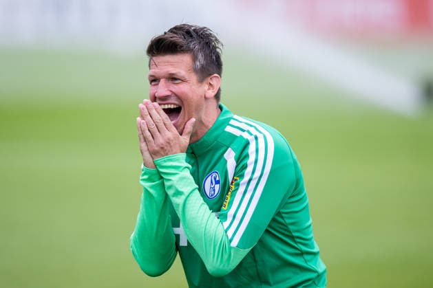 08.07.2026, Fussball, Training des FC Schalke 04. Berater Franz Schiemer (FC Schalke 04) lacht. Gelsenkirchen Trainingsgelände FC Schalke 04 NRW Deutschland xRHR-FOTO YYx *** July 8, 2026, Soccer, FC Schalke 04 practice, Advisor Franz Schiemer, FC Schalke 04, Gelsenkirchen, FC Schalke 04 training facility, North Rhine-Westphalia, Germany, xRHR, PHOTO YYx Copyright: RHR-FOTOx RHR-FOTO YY