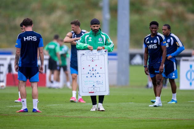 08.07.2026, Fussball, Training des FC Schalke 04. Trainer Miron Muslic (FC Schalke 04) bringt eine Taktiktafel auf das Feld. Gelsenkirchen Trainingsgelände FC Schalke 04 NRW Deutschland xRHR-FOTO YYx *** July 8, 2026, Soccer, FC Schalke 04 practice; Coach Miron Muslic; FC Schalke 04 brings a tactics board onto the field; Gelsenkirchen; FC Schalke 04 training facility; North Rhine-Westphalia, Germany; xRHR PHOTO YYx Copyright: RHR-FOTOx RHR-FOTO YY
