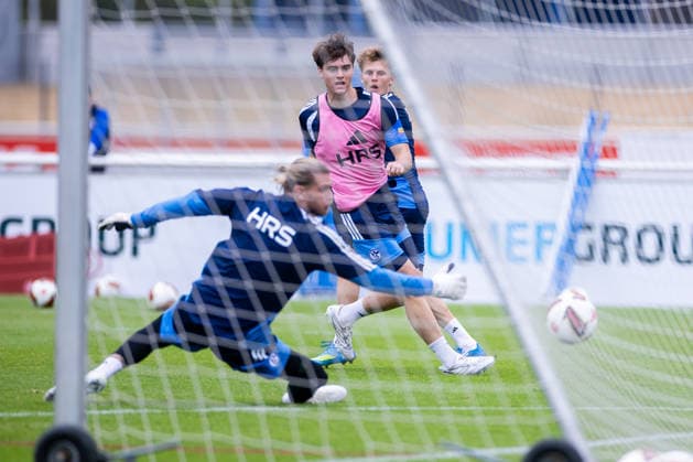 08.07.2026, Fussball, Training des FC Schalke 04. v. l. Torwart Loris Karius (FC Schalke 04), Dylan Leonard (FC Schalke 04). Gelsenkirchen Trainingsgelände FC Schalke 04 NRW Deutschland xRHR-FOTO YYx *** July 8, 2026, Soccer, FC Schalke 04 training session: Goalkeeper Loris Karius (FC Schalke 04), Dylan Leonard (FC Schalke 04), Gelsenkirchen, FC Schalke 04 training facility, North Rhine-Westphalia, Germany, xRHR PHOTO YYx Copyright: RHR-FOTOx RHR-FOTO YY