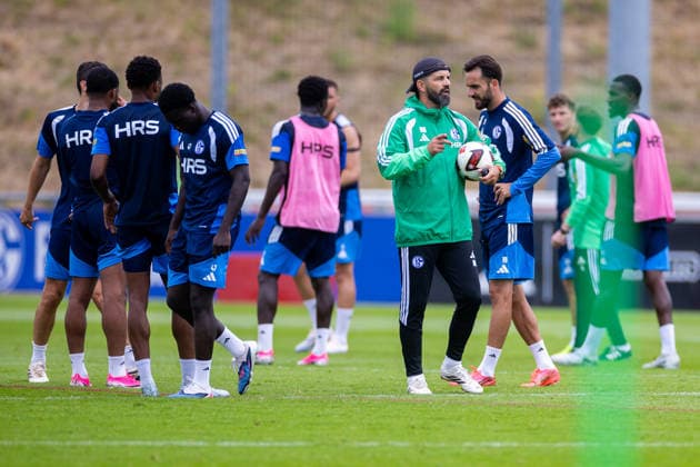 08.07.2026, Fussball, Training des FC Schalke 04. Trainer Miron Muslic (FC Schalke 04) gibt Anweisungen. Gelsenkirchen Trainingsgelände FC Schalke 04 NRW Deutschland xRHR-FOTO YYx *** July 8, 2026, Soccer, FC Schalke 04 practice; Coach Miron Muslic; FC Schalke 04 gives instructions; Gelsenkirchen; FC Schalke 04 training facility; North Rhine-Westphalia, Germany; xRHR PHOTO YYx Copyright: RHR-FOTOx RHR-FOTO YY