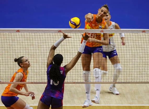 Women™s Volleyball Nations League - Belgrade 2026 Netherlands Indy Baijens spikes the ball against France s Fatoumata Fanguedou during the Women™s Volleyball Nations League Pool 7 match between France v Netherlands at Belgrade Arena on July 08, 2026 in Belgrade, Serbia. Belgrade Serbia Copyright: xSrdjanxStevanovicx x