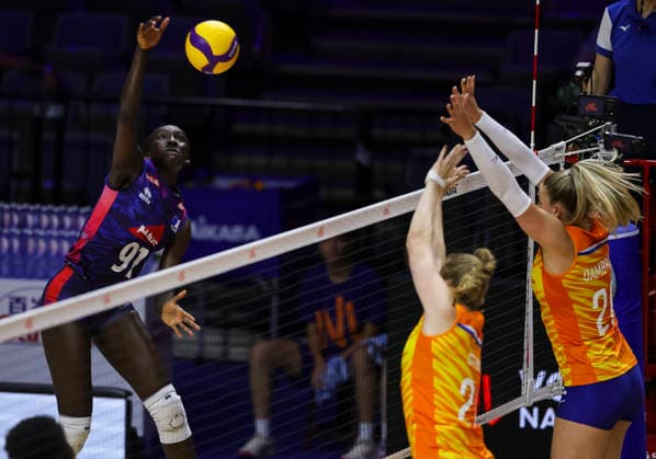 WomenÕs Volleyball Nations League - Belgrade 2026 France s Halimatou Bah spikes the ball against Netherlands Marije Ten Brinke and Netherlands Britte Stuut during the WomenÕs Volleyball Nations League Pool 7 match between France v Netherlands at Belgrade Arena on July 08, 2026 in Belgrade, Serbia. Belgrade Serbia Copyright: xSrdjanxStevanovicx x