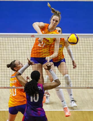 Women™s Volleyball Nations League - Belgrade 2026 Netherlands Britte Stuut spikes the ball against France s Fatoumata Fanguedou during the Women™s Volleyball Nations League Pool 7 match between France v Netherlands at Belgrade Arena on July 08, 2026 in Belgrade, Serbia. Belgrade Serbia Copyright: xSrdjanxStevanovicx x