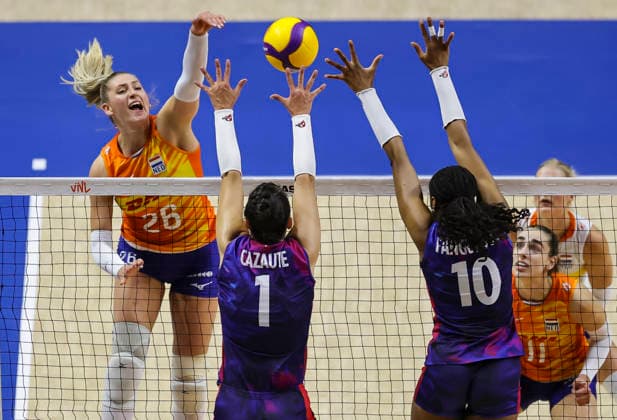 Women™s Volleyball Nations League - Belgrade 2026 Netherlands Elles Dambrink spikes the ball against France s Helena Cazaute and France s Fatoumata Fanguedou during the Women™s Volleyball Nations League Pool 7 match between France v Netherlands at Belgrade Arena on July 08, 2026 in Belgrade, Serbia. Belgrade Serbia Copyright: xSrdjanxStevanovicx x