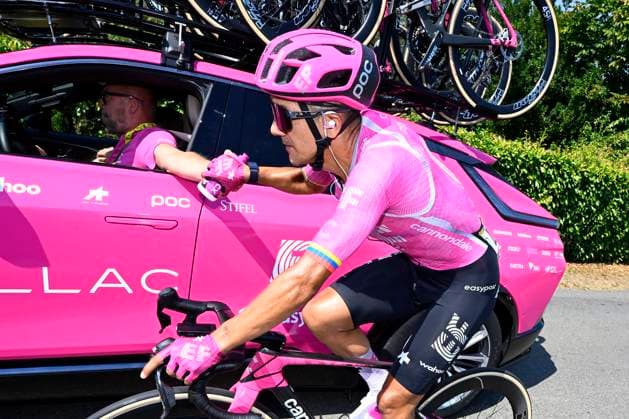 Tour de France 2026 Stage 5 PAU, FRANCE - JULY 08 : Carapaz Richard (ECU) of EF Education - Easypost at the team car during stage 5 of the 113rd edition of Tour de France an UCI World Tour 2.UWT cycling road race stage for Men Elite of 158 km with start in Lannemezan and finish in Pau on July 8, 2026 in Pau, France, 08 07 2026 ( Motordriver Kurt Vandenborre - Pau France  Copyright: xTomasxSiskx