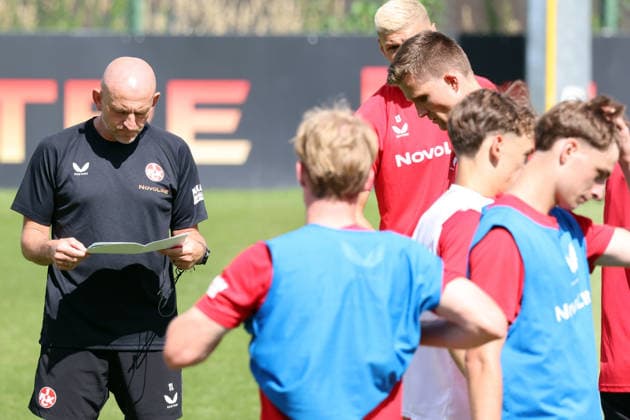 08.07.2026, xrekx, Fussball 2.Bundesliga, 1.FC Kaiserslautern - Training v.l. Torsten Lieberknecht Trainer (1.FC Kaiserslautern) gibt Anweisungen, gestikuliert, mit den Armen gestikulieren gives instructions, gesticulate (DFL DFB REGULATIONS PROHIBIT ANY USE OF PHOTOGRAPHS as IMAGE SEQUENCES and or QUASI-VIDEO) Kaiserslautern *** July 8, 2026, xrekx, Soccer 2. Bundesliga, 1. FC Kaiserslautern Training: Torsten Lieberknecht, coach of 1. FC Kaiserslautern, gives instructions, gesticulates with his arms, gesticulates DFL DFB REGULATIONS PROHIBIT ANY USE OF PHOTOGRAPHS as IMAGE SEQUENCES and or QUASI-VIDEO Kaiserslautern