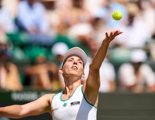 2026 Wimbledon, July 08, Quarterfinal LONDON, - JULY 8: Elise Mertens of Belgium serves the ball against Linda Noskova of the Czech Republic during the 2026 Wimbledon, July 08, Quarterfinal at The all England club, Wimbledon on July 8, 2026 in London, GBR. London The all England club, Wimbledon GBR Copyright: xPeterxvanxdenxBerg ISIxPhotosx 9471