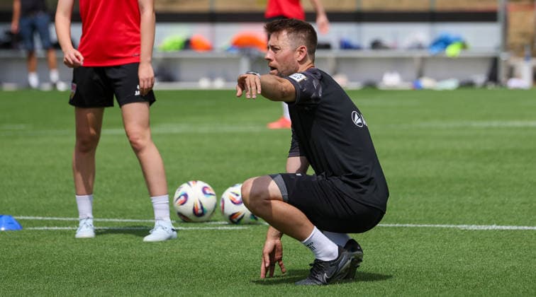 Stuttgart , Fußball VfB Stuttgart Frauen Trainingsauftakt, Trainer Nico Schneck *** Stuttgart, Soccer: VfB Stuttgart Women s Team Kicks Off Training, Coach Nico Schneck