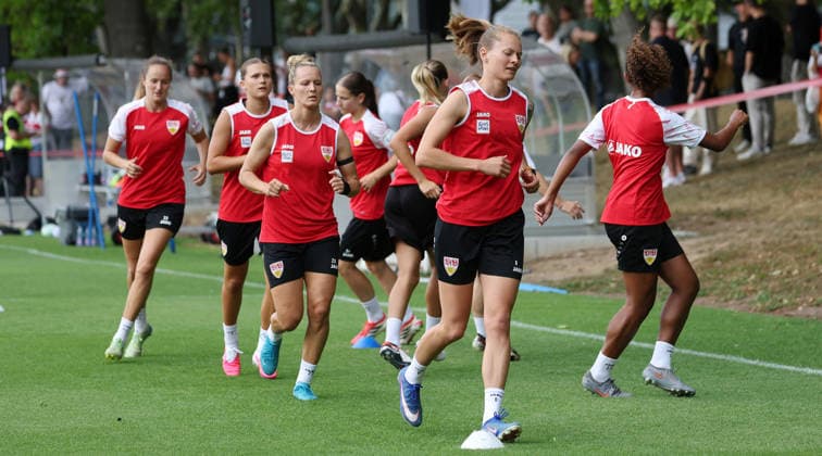 Stuttgart , Fußball VfB Stuttgart Frauen Trainingsauftakt, vorn v.. Maximiliane Rall, Jana Beuschlein *** Stuttgart, Soccer: VfB Stuttgart Women s Team Kicks Off Training; in the foreground: Maximiliane Rall, Jana Beuschlein