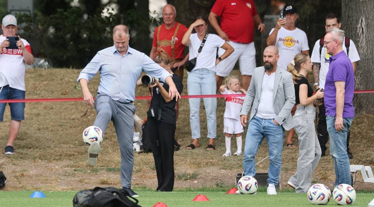 Stuttgart , Fußball VfB Stuttgart Frauen Trainingsauftakt, vorn v.l. Fabian Wohlgemuth am Jonglieren und Alexande Wehle (rechts) *** Stuttgart, Soccer: VfB Stuttgart Women s Team Kicks Off Training; in the foreground, from left, Fabian Wohlgemuth juggling the ball and Alexande Wehle on the right