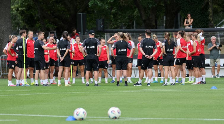 Stuttgart , Fußball VfB Stuttgart Frauen Trainingsauftakt, Trainer Nico Schneck (4.v.l.) hält eine Ansprache an sein Team *** Stuttgart, Soccer: VfB Stuttgart Women s Team Kicks Off Training; Coach Nico Schneck (4th from left) addresses his team