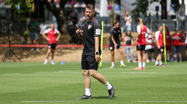Stuttgart , Fußball VfB Stuttgart Frauen Trainingsauftakt, Trainer Nico Schneck *** Stuttgart, Soccer: VfB Stuttgart Women s Team Kicks Off Training, Coach Nico Schneck