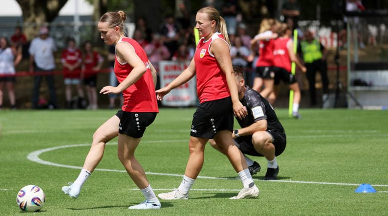 Stuttgart , Fußball VfB Stuttgart Frauen Trainingsauftakt, v.l. Katharina Schäfer, Leonie Schetter *** Stuttgart, Soccer: VfB Stuttgart Women s Team Kicks Off Training; from left: Katharina Schäfer, Leonie Schetter