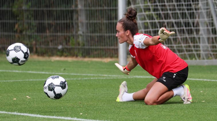 Stuttgart , Fußball VfB Stuttgart Frauen Trainingsauftakt, Kiara Beck *** Stuttgart, Soccer: VfB Stuttgart Women s Team Kicks Off Training, Kiara Beck